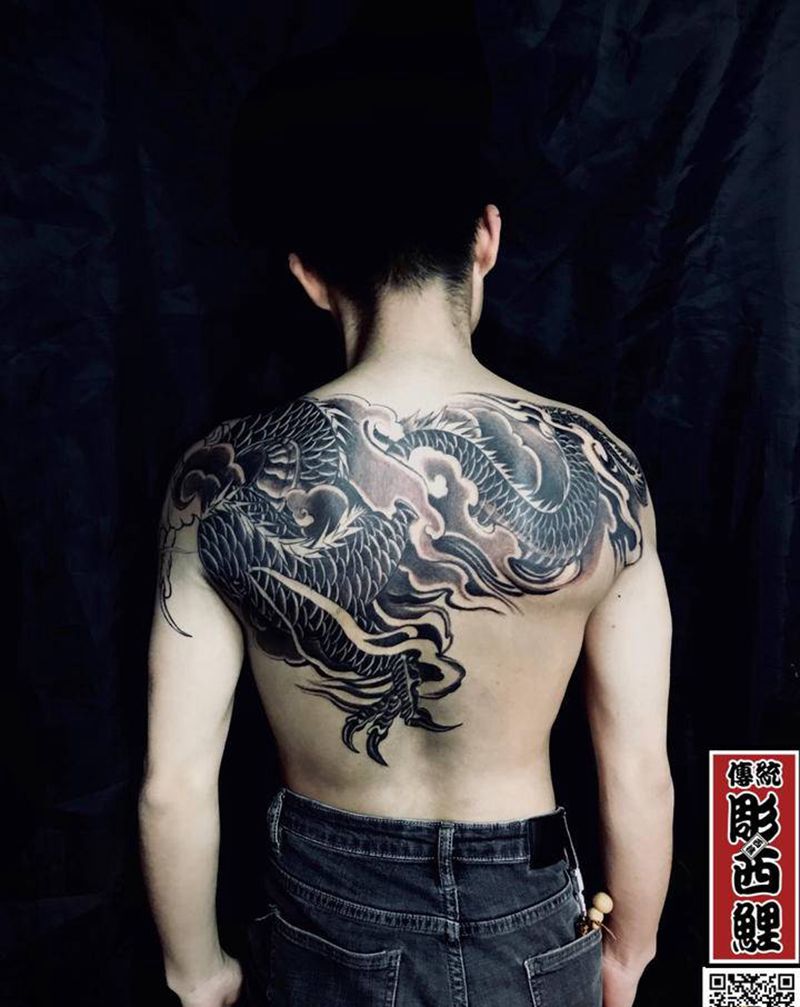 临摹披肩龙未完成纹身图片_背部胸部纹身图案