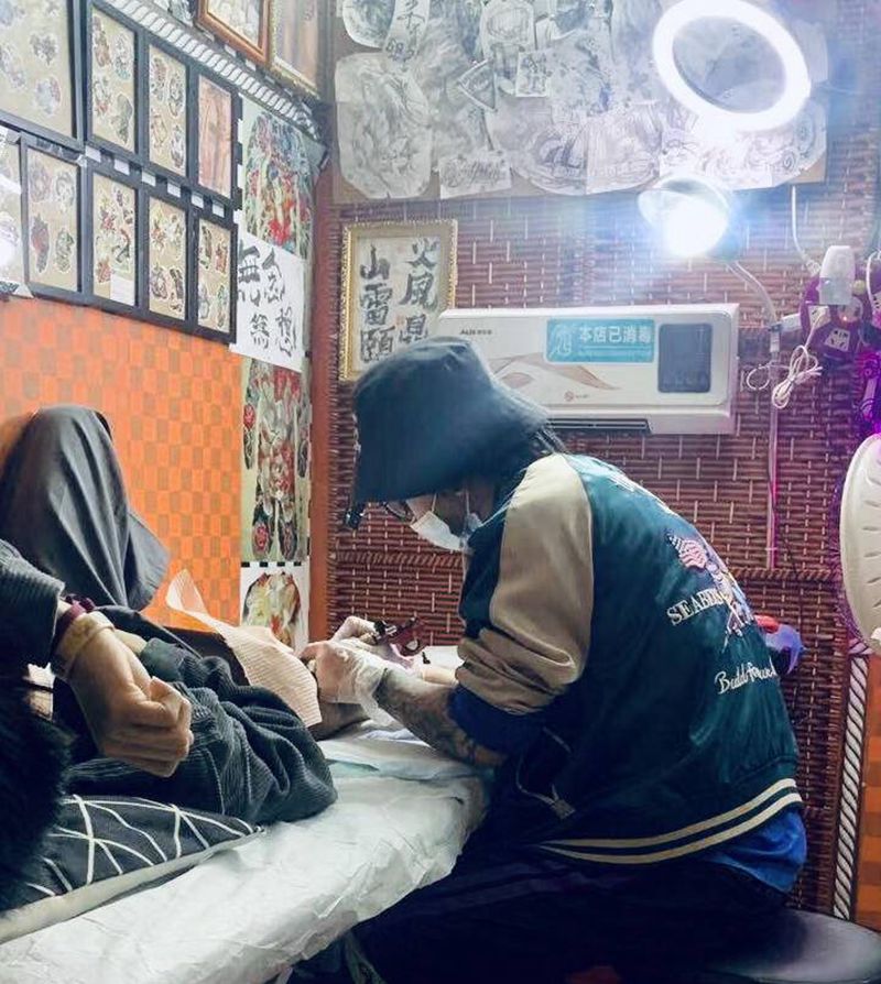 日常加班纹身图片_腿部纹身图案