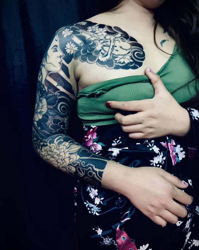 美女花臂半胛纹身图片_手臂胸部纹身图案