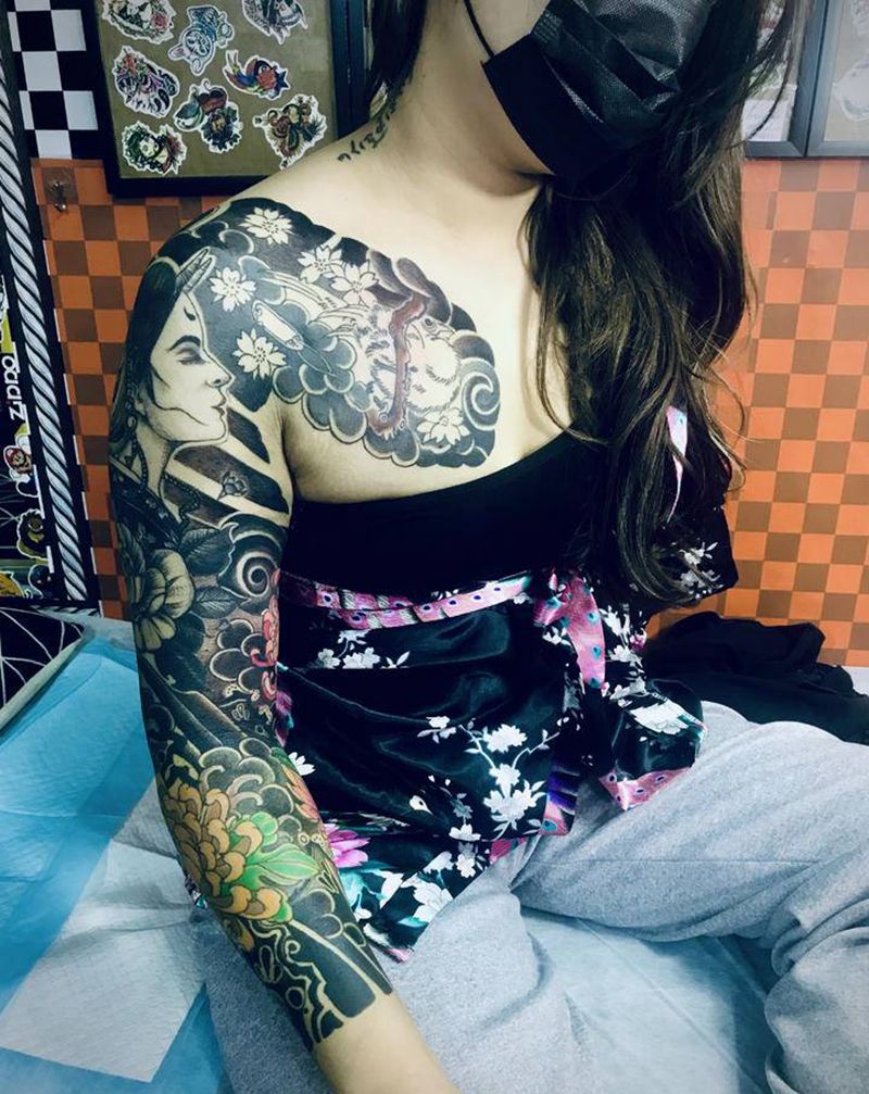 美女半胛花臂未完待续纹身图片_手臂胸部纹身图案