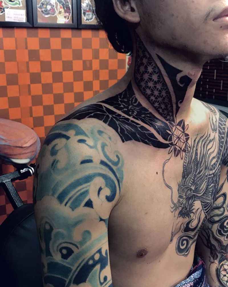 脖子 手绘还有一半未完成纹身图片_颈部纹身图案