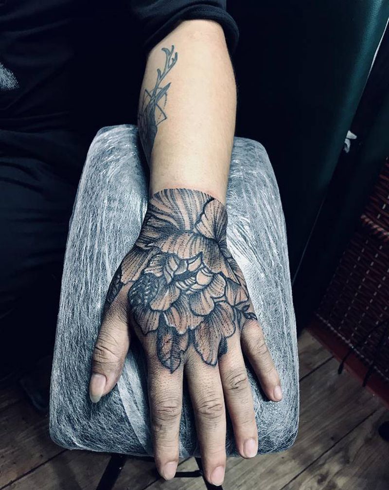 手背花卉纹身图片_手部纹身图案