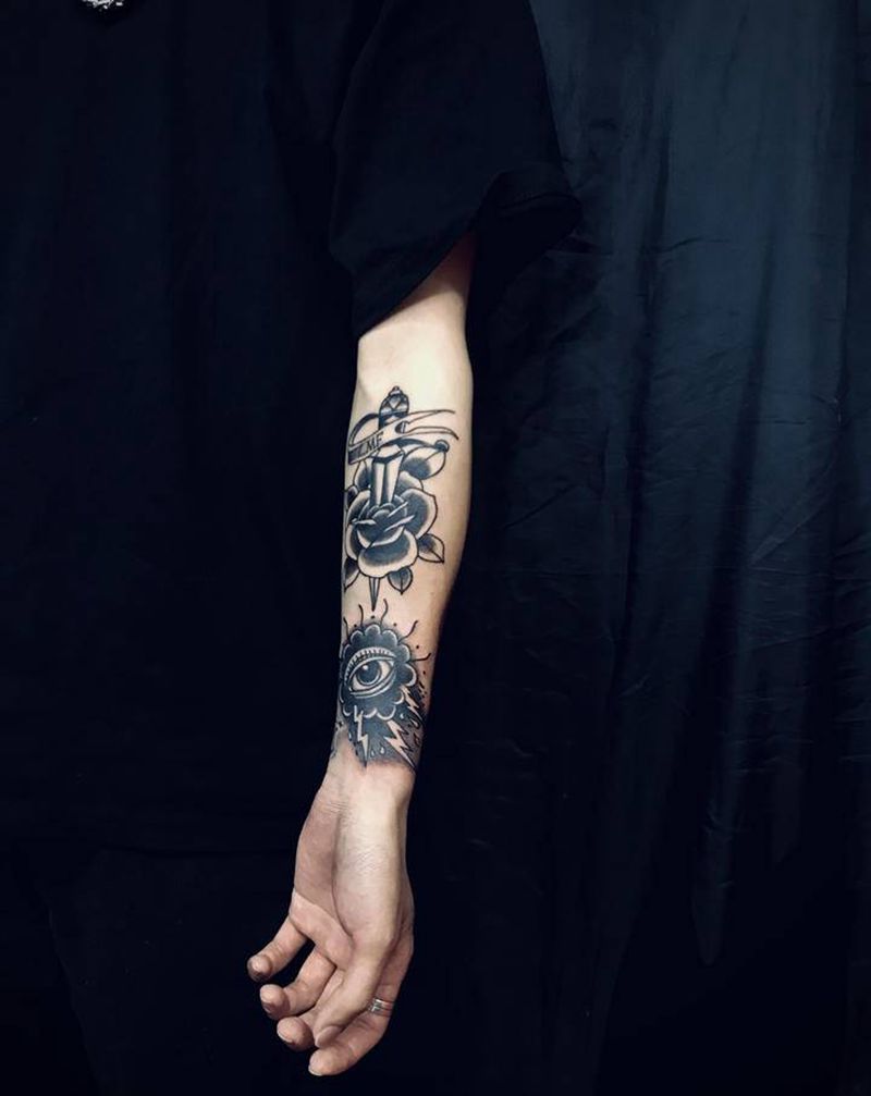 花和眼镜纹身图片_手臂纹身图案