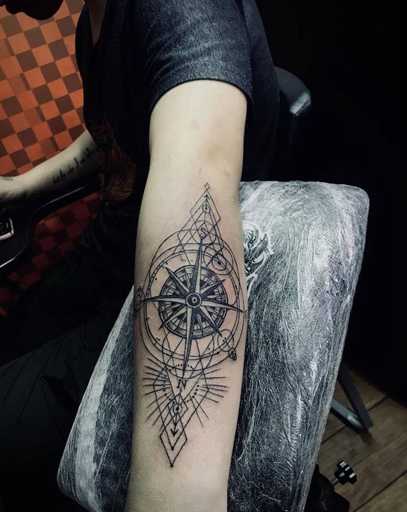 指南针纹身图片_手臂纹身图案
