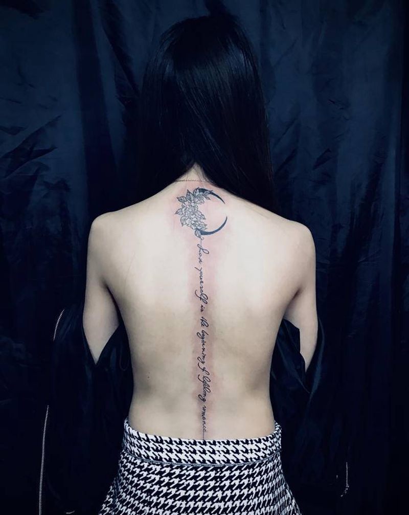 美女脊椎纹身图片_背部纹身图案