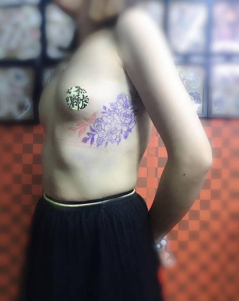 美女素花准备开始纹身图片_腹部胸部纹身图案