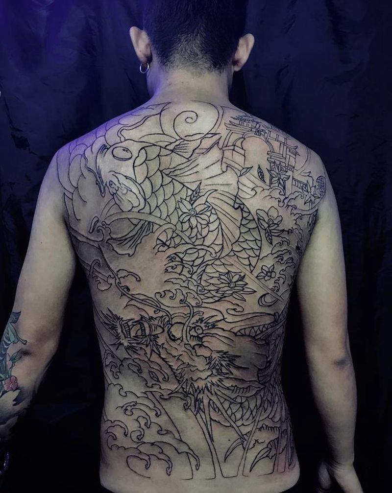 满背线条鲤鱼龙纹身图片_背部纹身图案