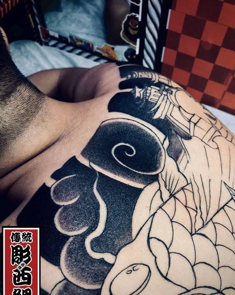 顾客看中就是这个磨砂雾纹身图片_背部纹身图案