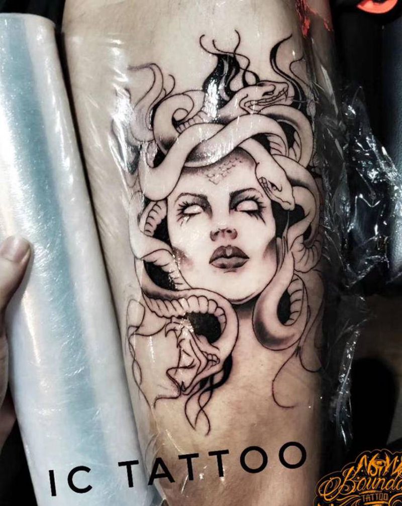 美杜莎纹身图片_腿部New School欧美写实纹身图案