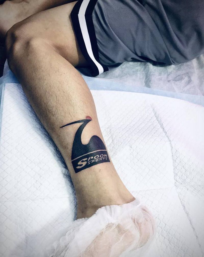 车队标志遮盖纹身图片_腿部纹身图案