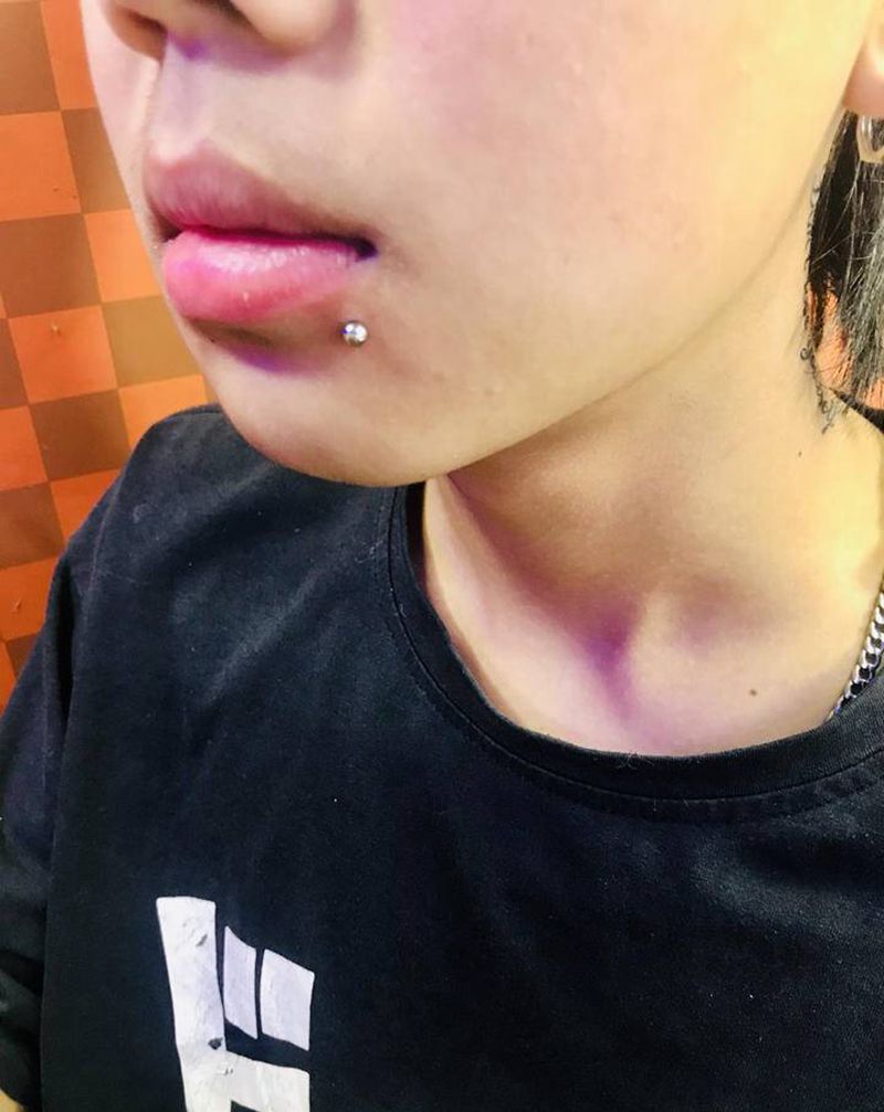 唇钉纹身图片_颈部纹身图案