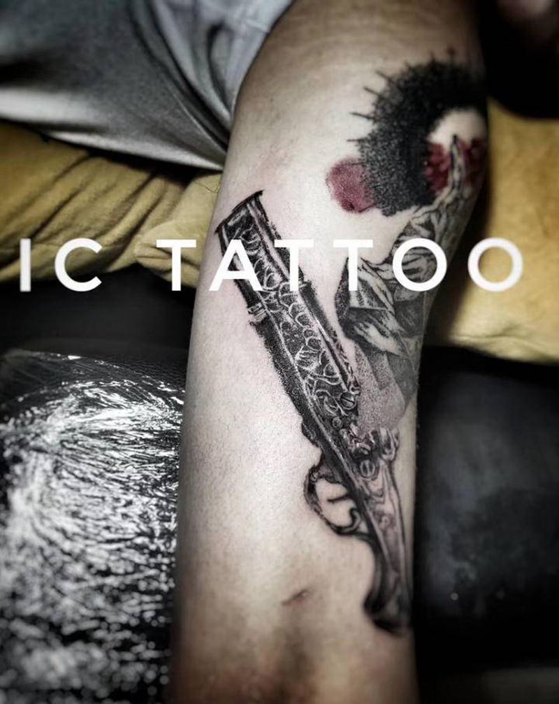 左轮手枪纹身图片_手臂New School纹身图案