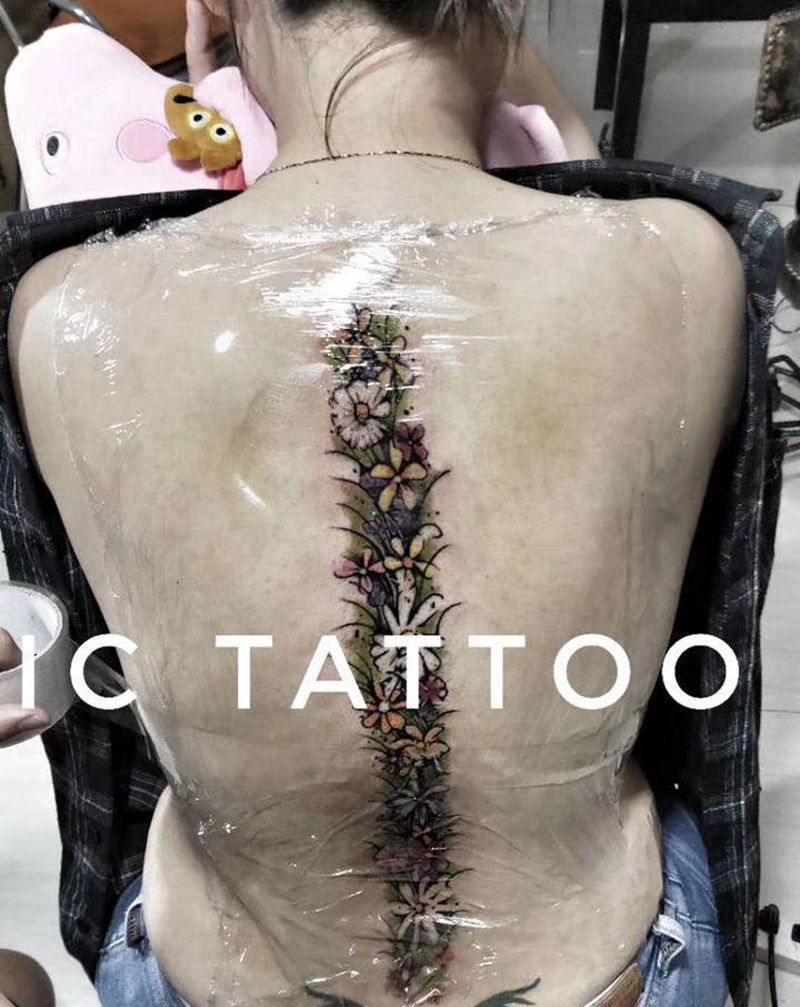 花脊椎纹身图片_背部New School纹身图案