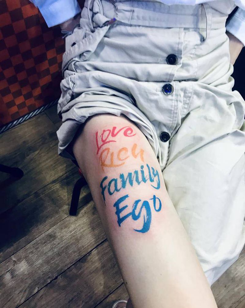 美女大腿英文纹身图片_腿部纹身图案