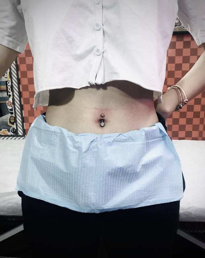 肚脐钉纹身图片_腹部纹身图案