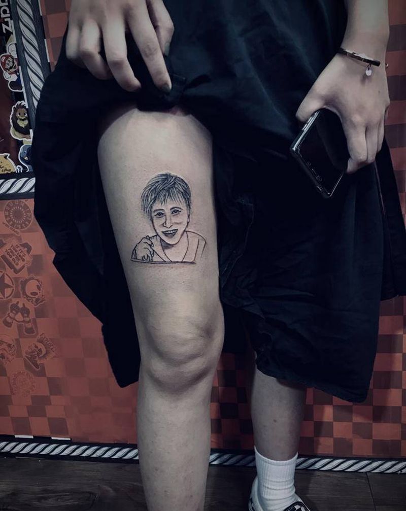 薛某谦纹身图片_腿部纹身图案