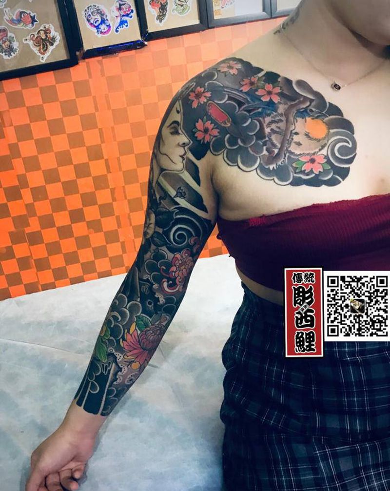 美女半胛花臂完成95%纹身图片_手臂胸部纹身图案