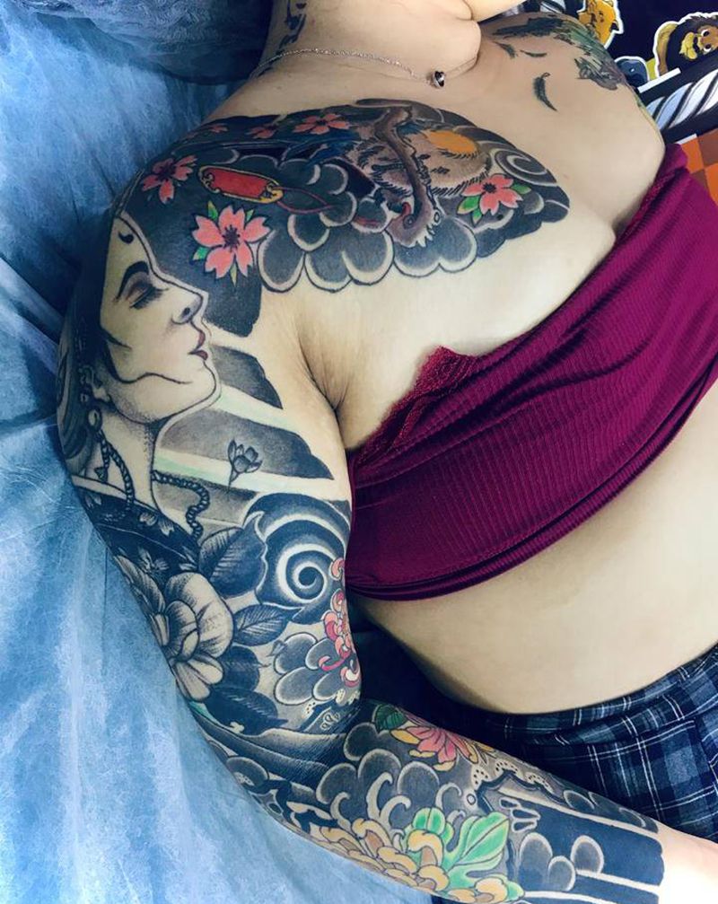 美女半胛下次修细节纹身图片_手臂胸部纹身图案