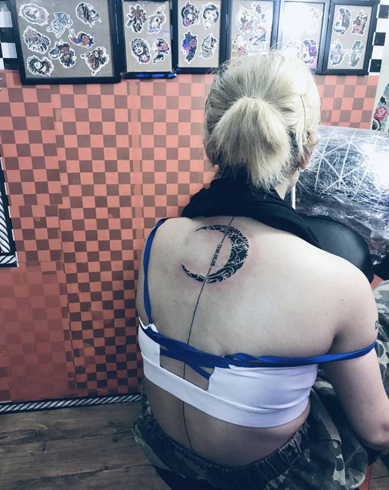 月亮纹身图片_背部纹身图案