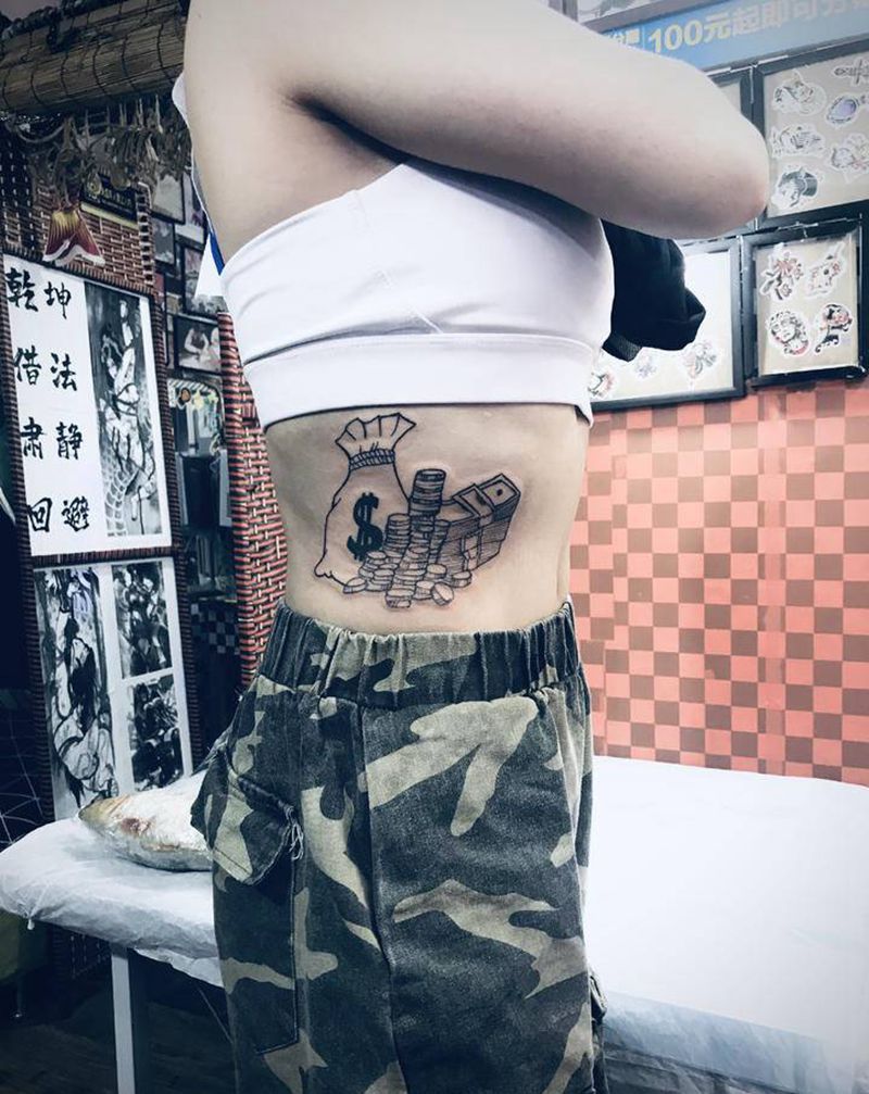 金袋纹身图片_腰部纹身图案