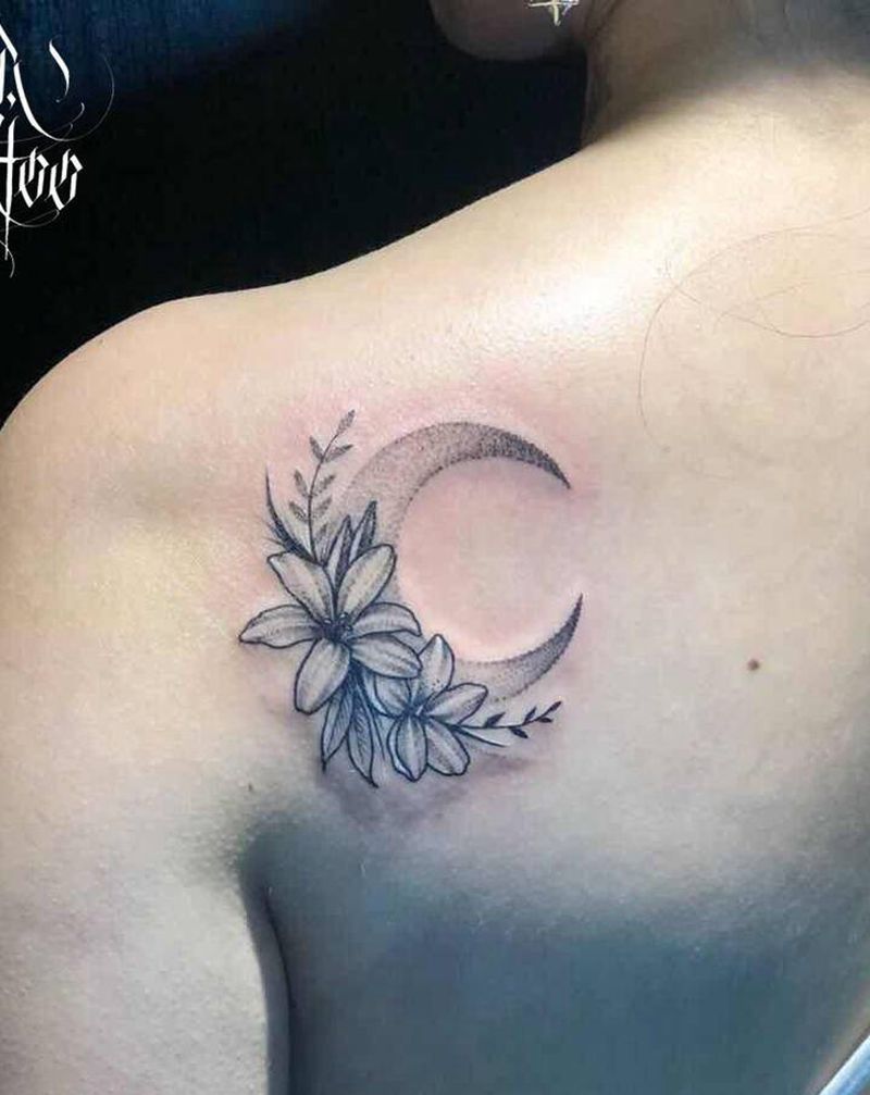 弯月纹身图片_背部点刺月亮素花小清新纹身图案
