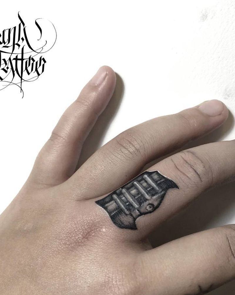 机械指(遮盖)纹身图片_手部欧美写实机械覆盖黑灰写实纹身图案