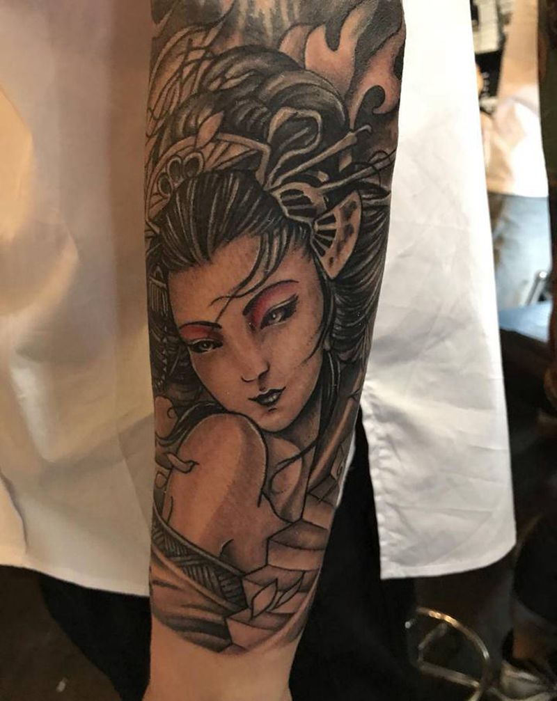 艺妓包小臂纹身图片_手臂新传统纹身图案