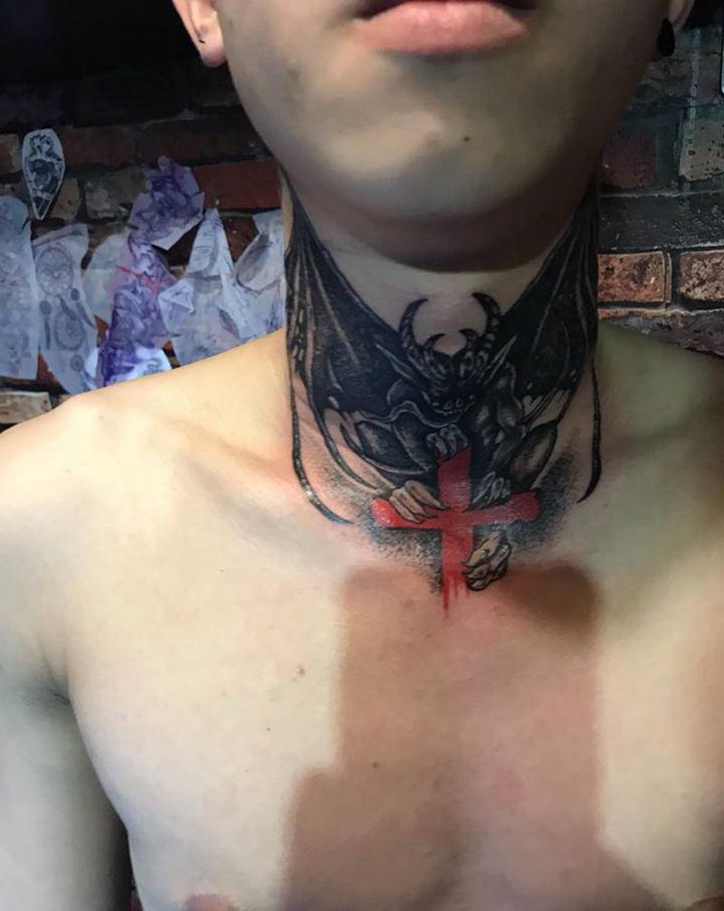 脖子蝙蝠纹身图片_颈部欧美写实纹身图案