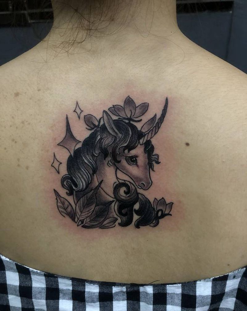 独角兽纹身图片_颈部背部纹身图案