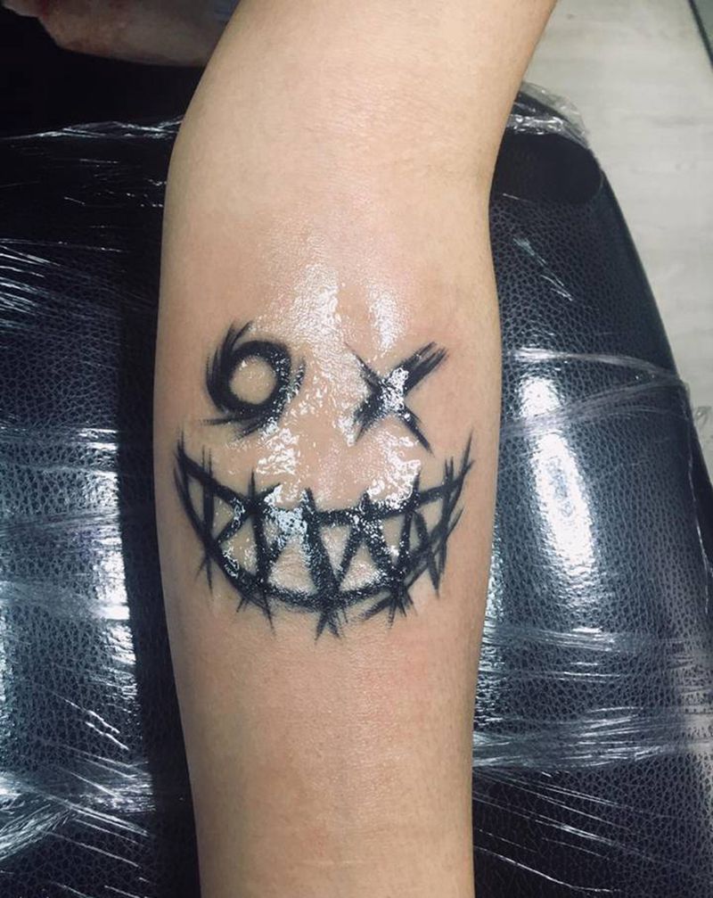 笑纹身图片_手部纹身图案