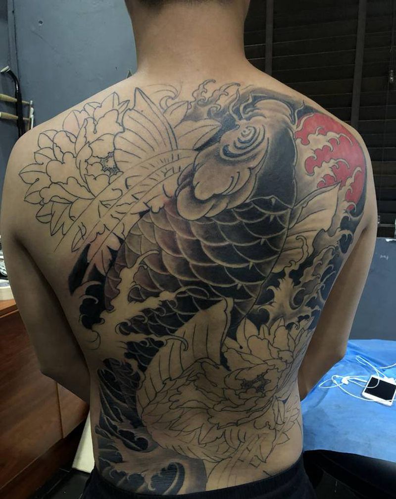 鱼未完成纹身图片_背部纹身图案