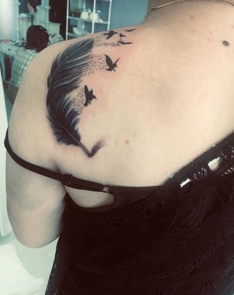 羽毛纹身图片_背部纹身图案