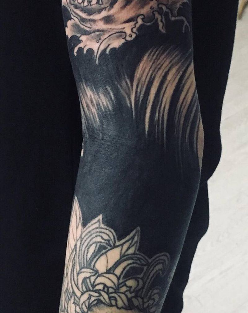 黑臂未完纹身图片_手部纹身图案