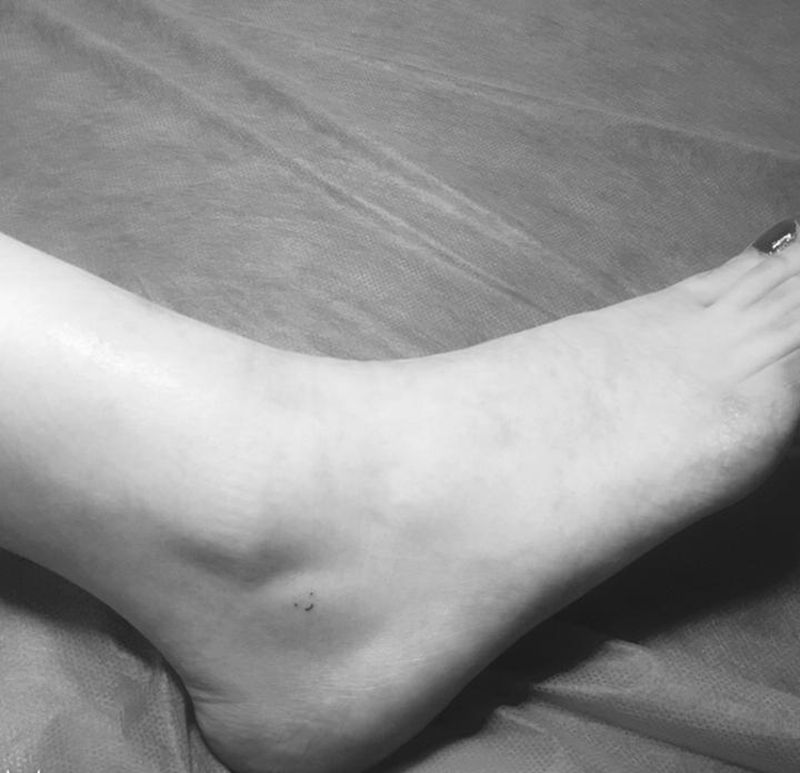 请保持微笑纹身图片_脚部简约纹身图案