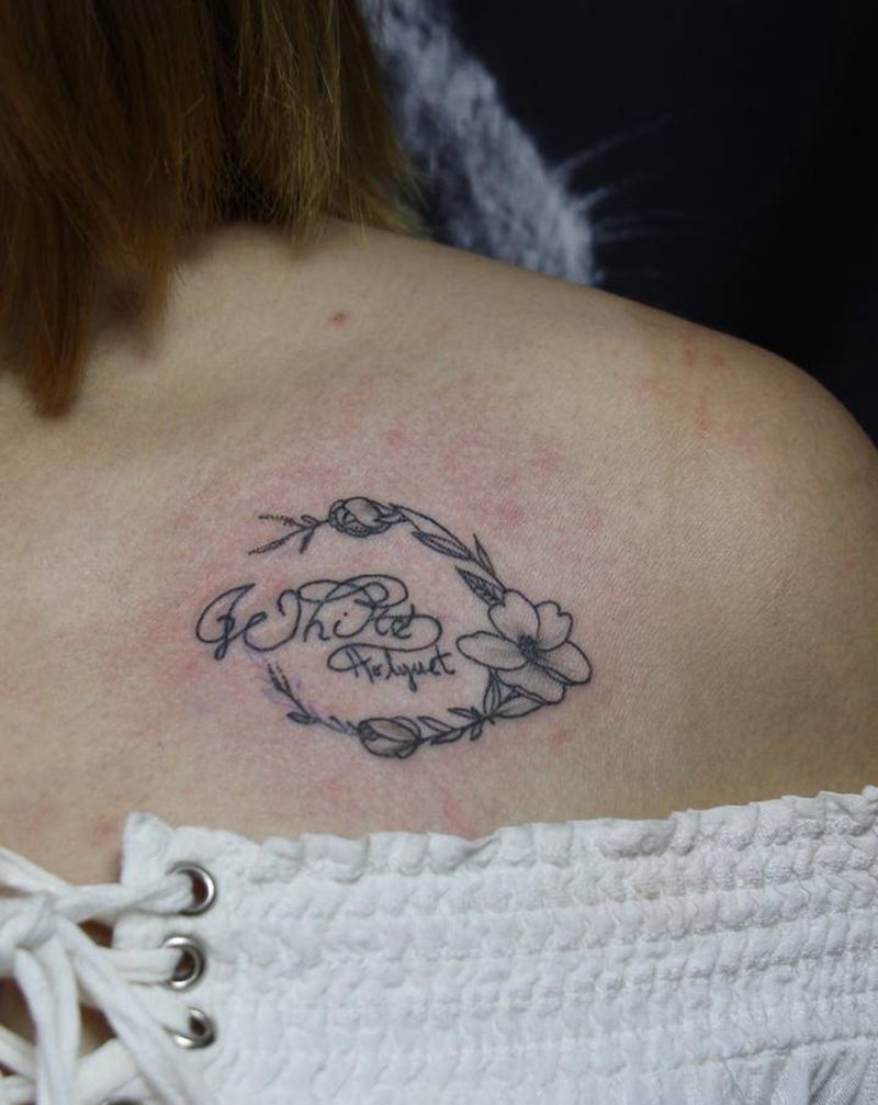 白纹身图片_胸部肩部花体字素花纹身图案