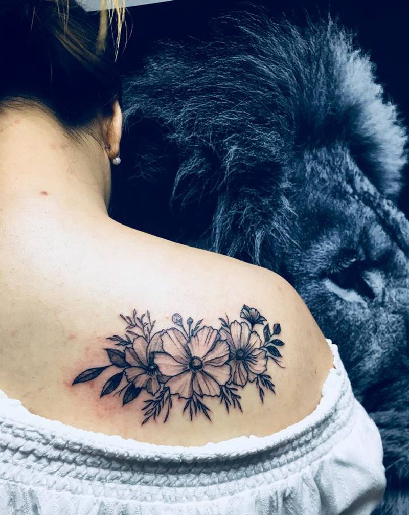 一步纹身图片_肩部素花纹身图案