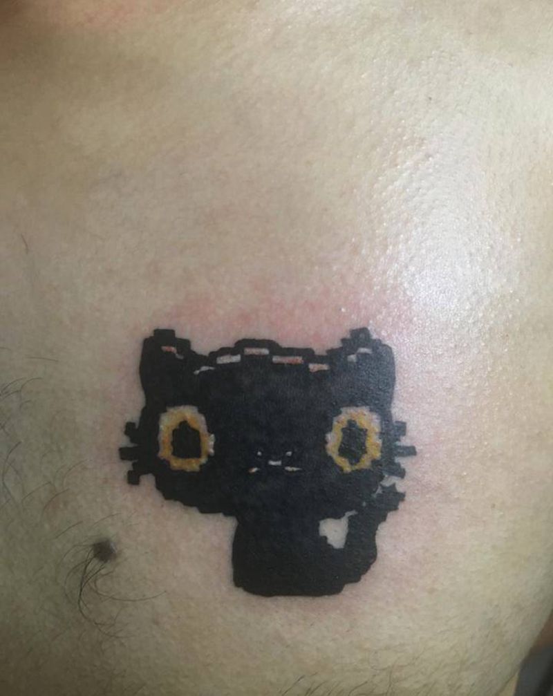 猫咪纹身图片_胸部纹身图案