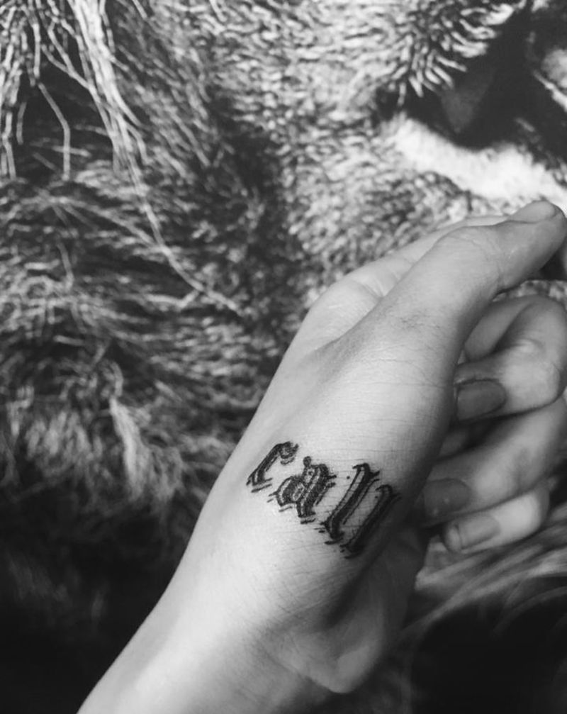 Call纹身图片_手部花体字纹身图案