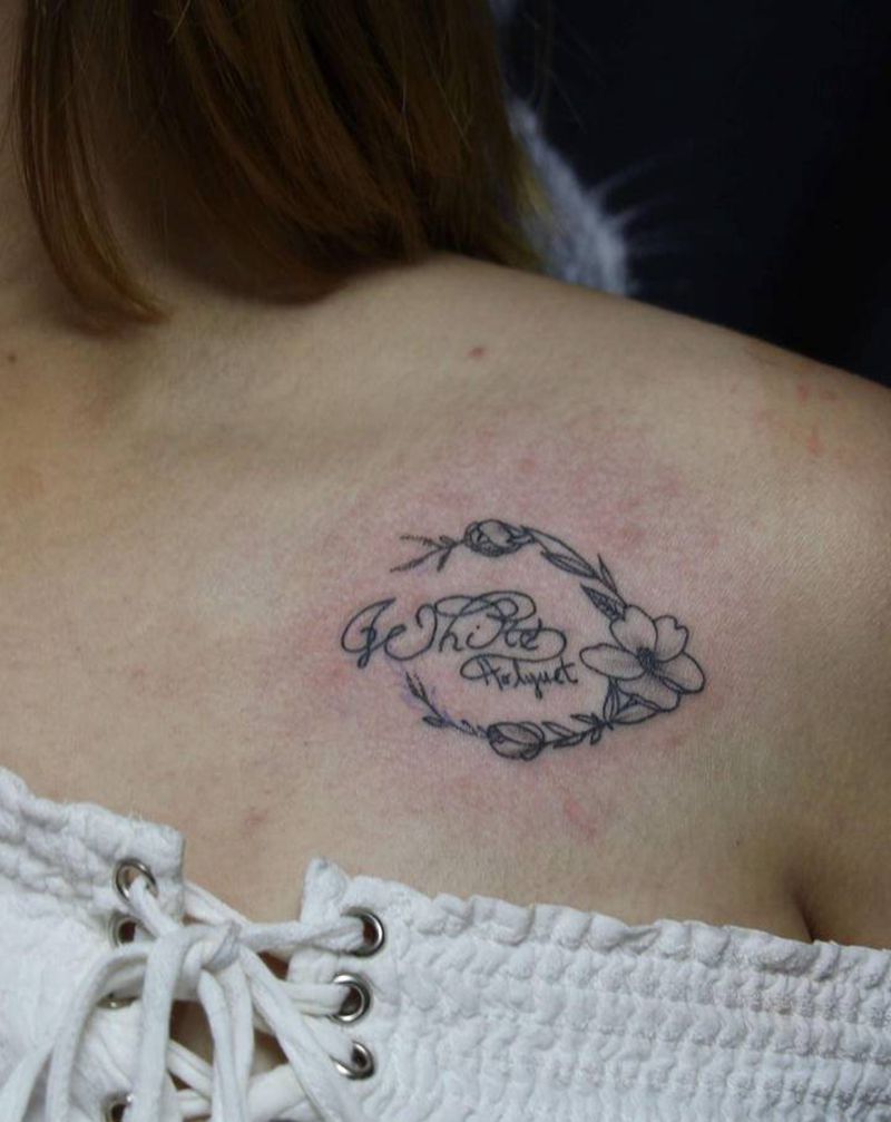 白纹身图片_胸部肩部花体字素花纹身图案