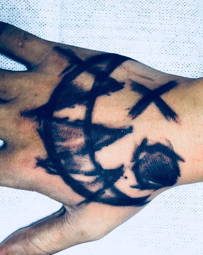 笑脸纹身图片_手部几何纹身图案