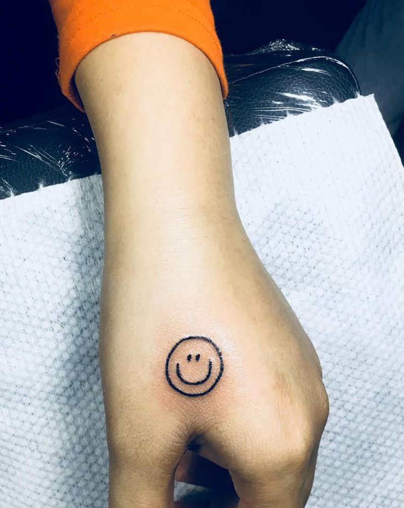 笑哈哈纹身图片_手部几何纹身图案