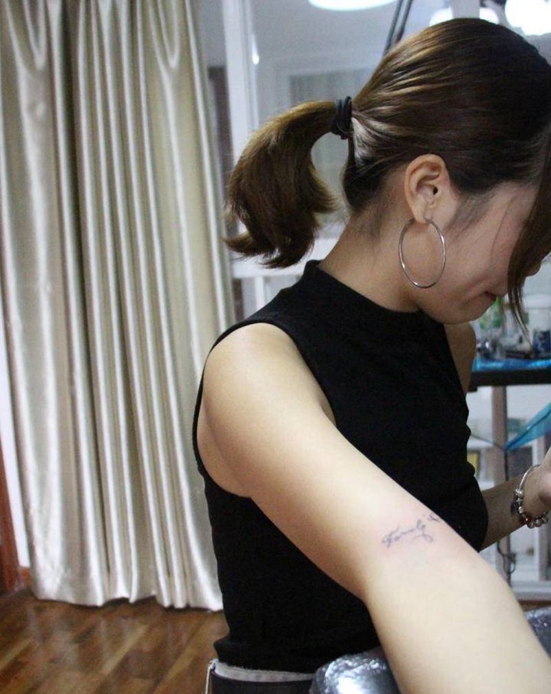 。纹身图片_手臂花体字纹身图案