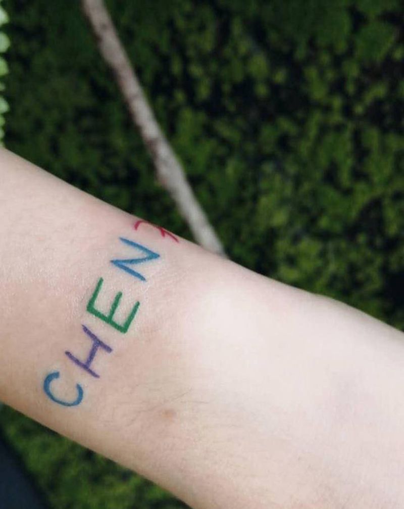 W纹身图片_手臂水彩花体字纹身图案