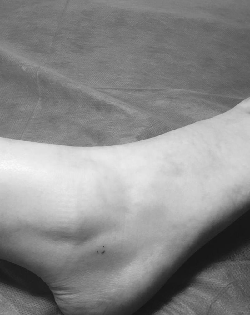 保持微笑纹身图片_手臂脚部点刺纹身图案