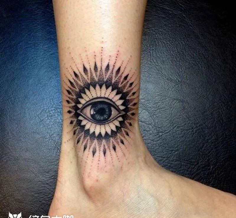 眼睛纹身图片_脚部欧美写实点刺纹身图案