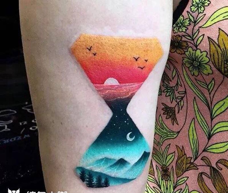沙漏纹身图片_手臂水彩新传统纹身图案