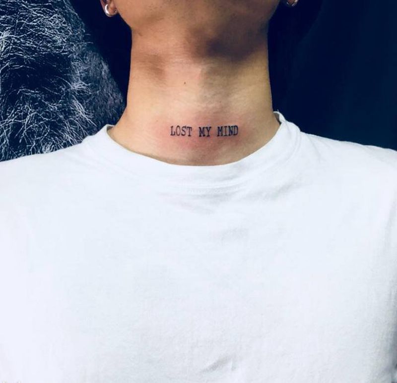 失去理智纹身图片_颈部英文纹身图案