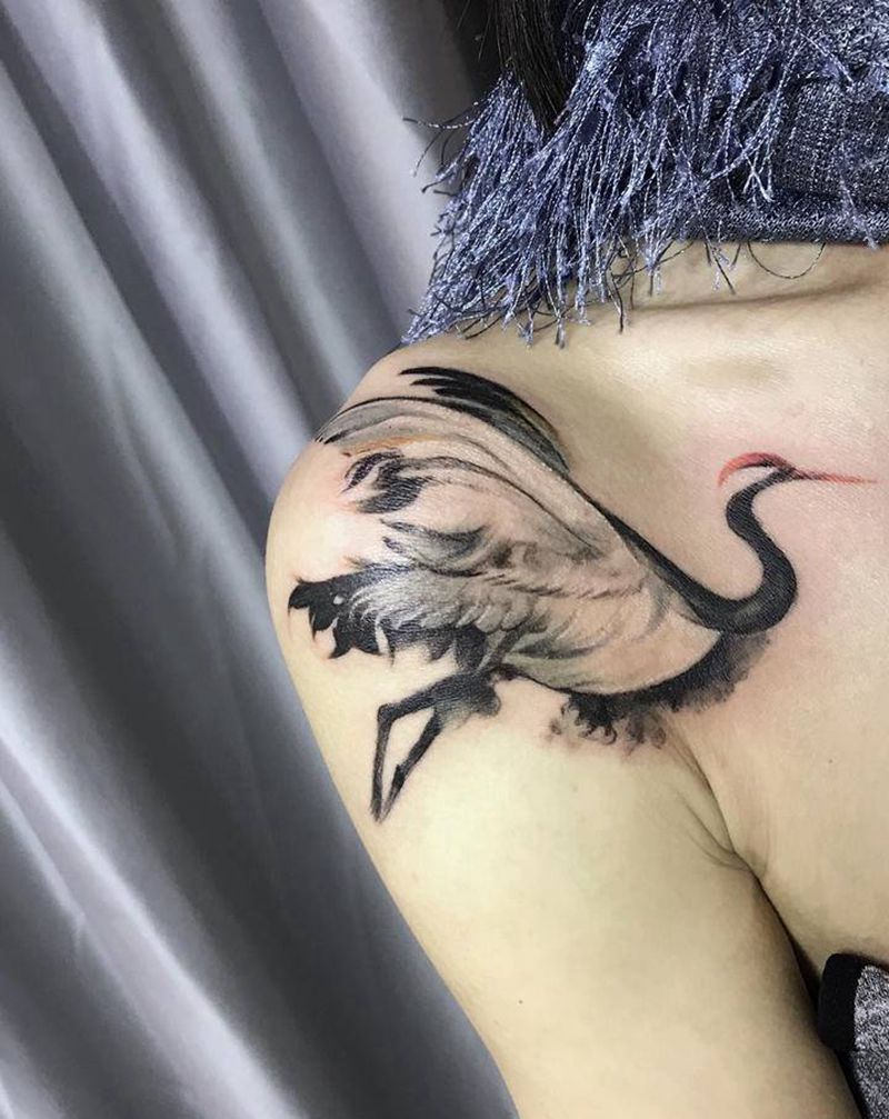 水墨鹤纹身图片_肩部水墨纹身图案