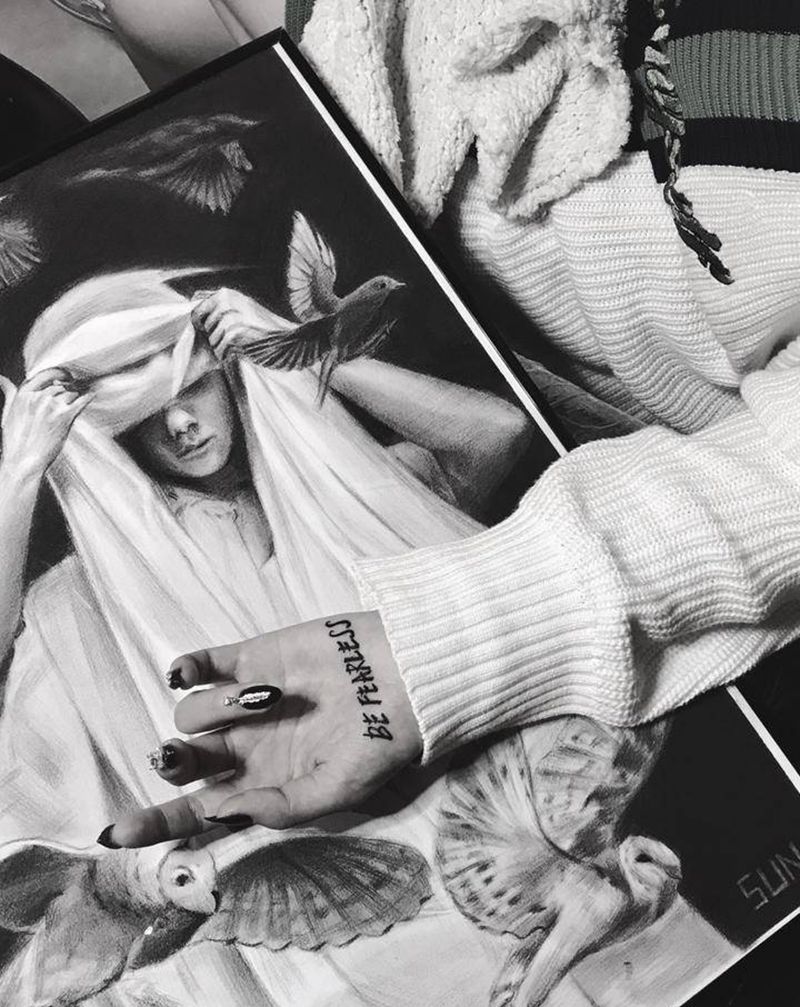 BE FEARLESS纹身图片_手掌纹身图案