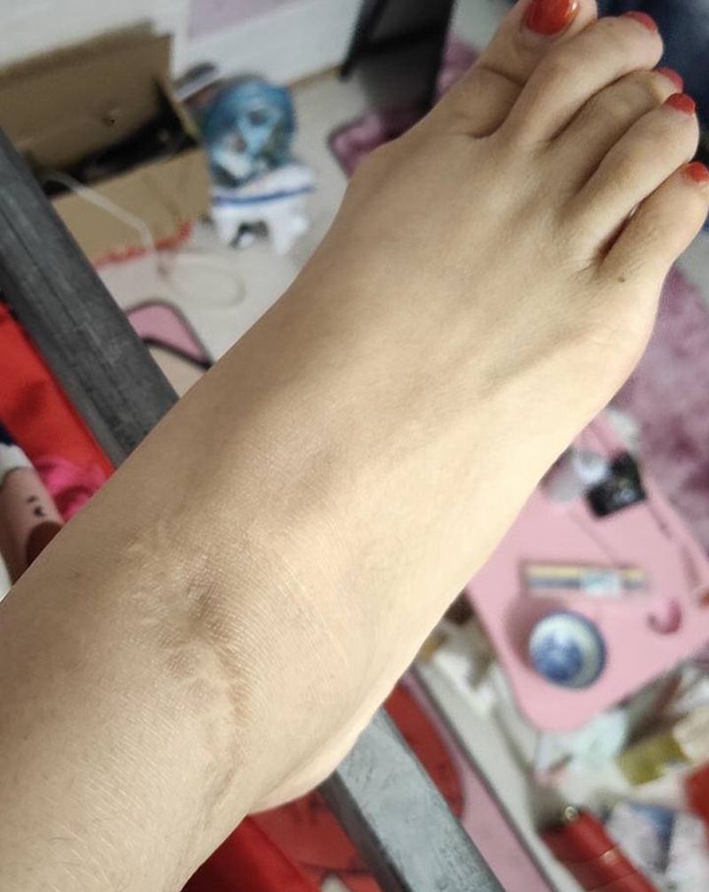 涅槃纹身图片_腿部素花蛇纹身图案